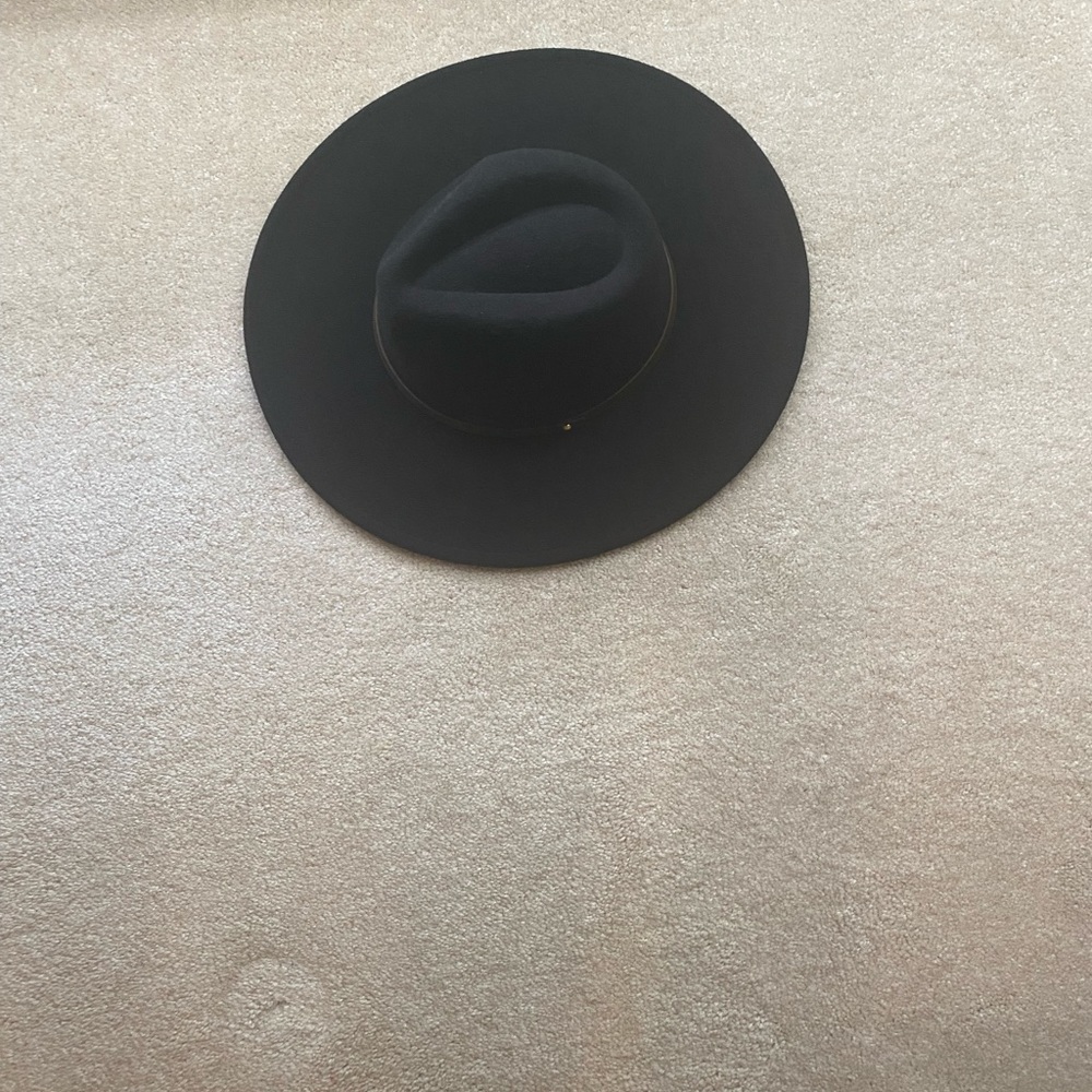 Solid felt hat